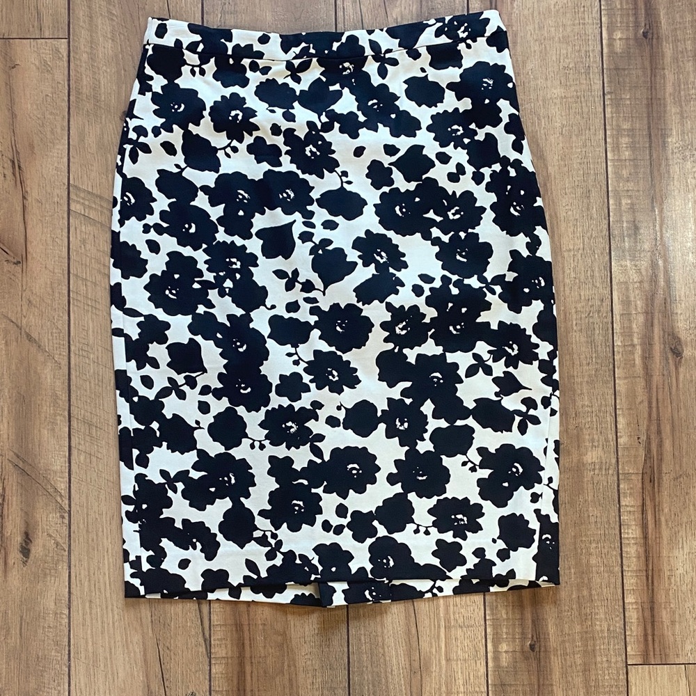 5/$25! LOFT Black and White Floral Pencil Skirt